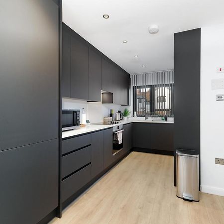 Modern 4 Bedroom House With Parking In Farnham Royal, Slough By 360Stays Bagian luar foto