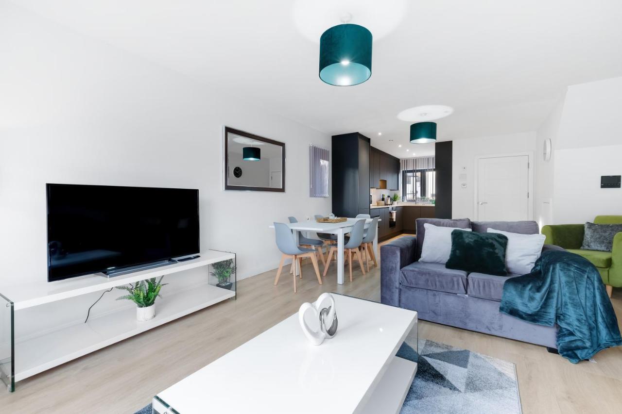 Modern 4 Bedroom House With Parking In Farnham Royal, Slough By 360Stays Bagian luar foto