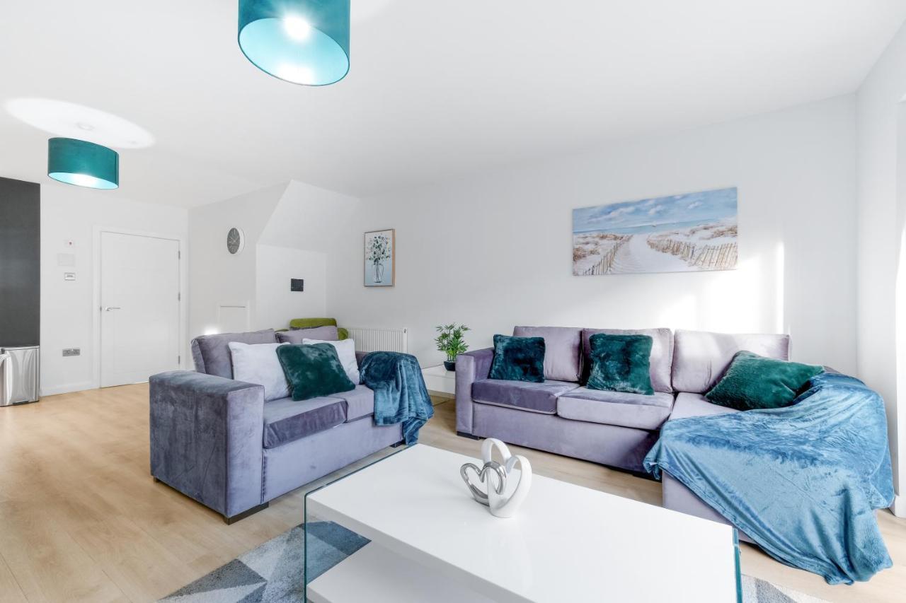 Modern 4 Bedroom House With Parking In Farnham Royal, Slough By 360Stays Bagian luar foto