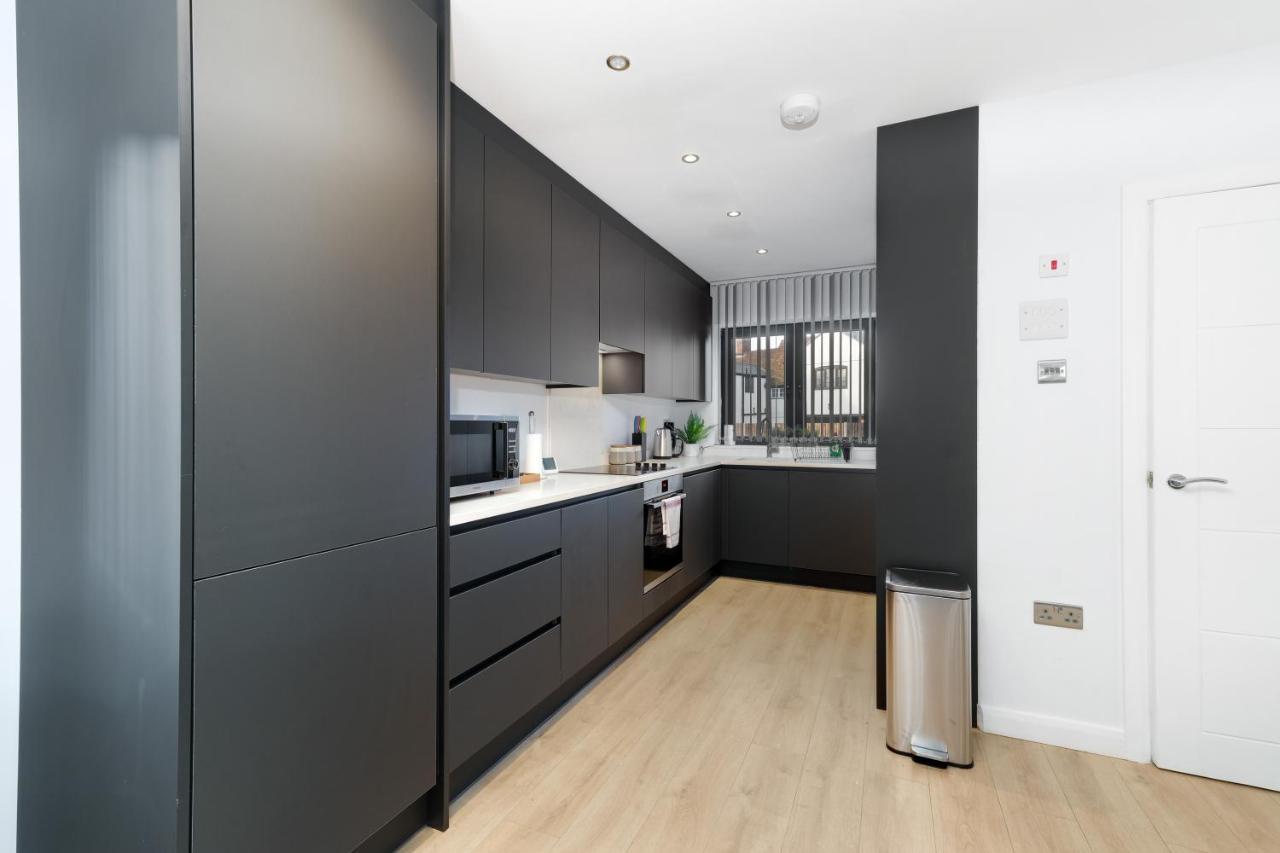 Modern 4 Bedroom House With Parking In Farnham Royal, Slough By 360Stays Bagian luar foto