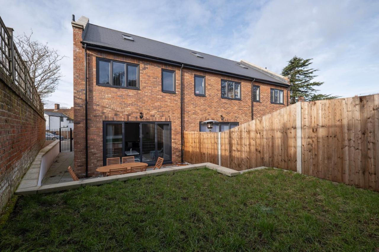 Modern 4 Bedroom House With Parking In Farnham Royal, Slough By 360Stays Bagian luar foto