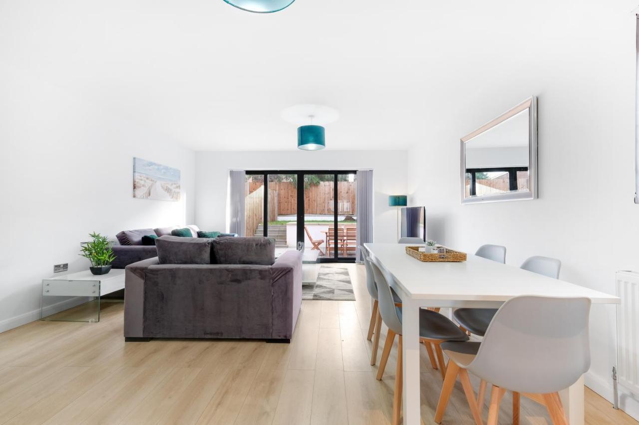 Modern 4 Bedroom House With Parking In Farnham Royal, Slough By 360Stays Bagian luar foto