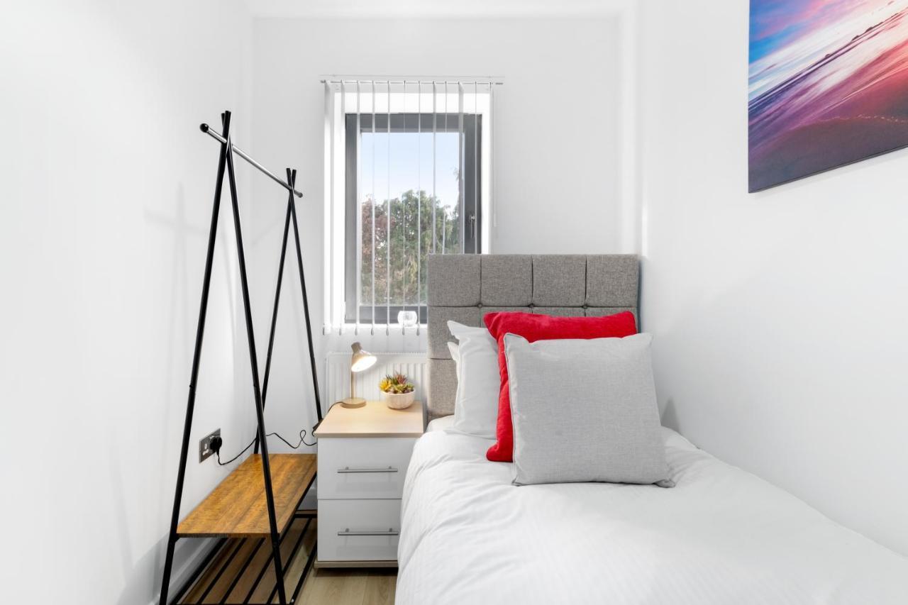 Modern 4 Bedroom House With Parking In Farnham Royal, Slough By 360Stays Bagian luar foto