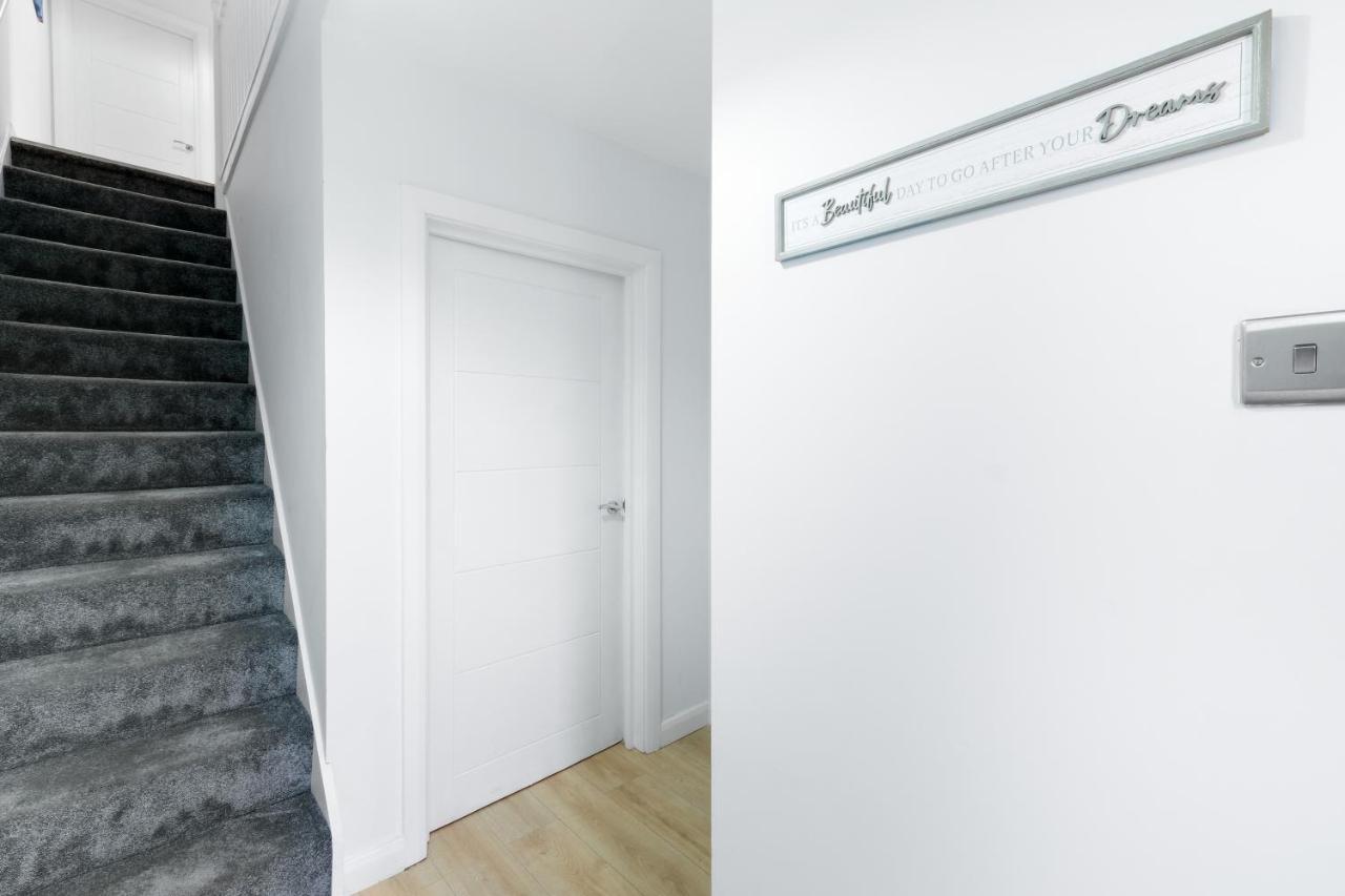 Modern 4 Bedroom House With Parking In Farnham Royal, Slough By 360Stays Bagian luar foto