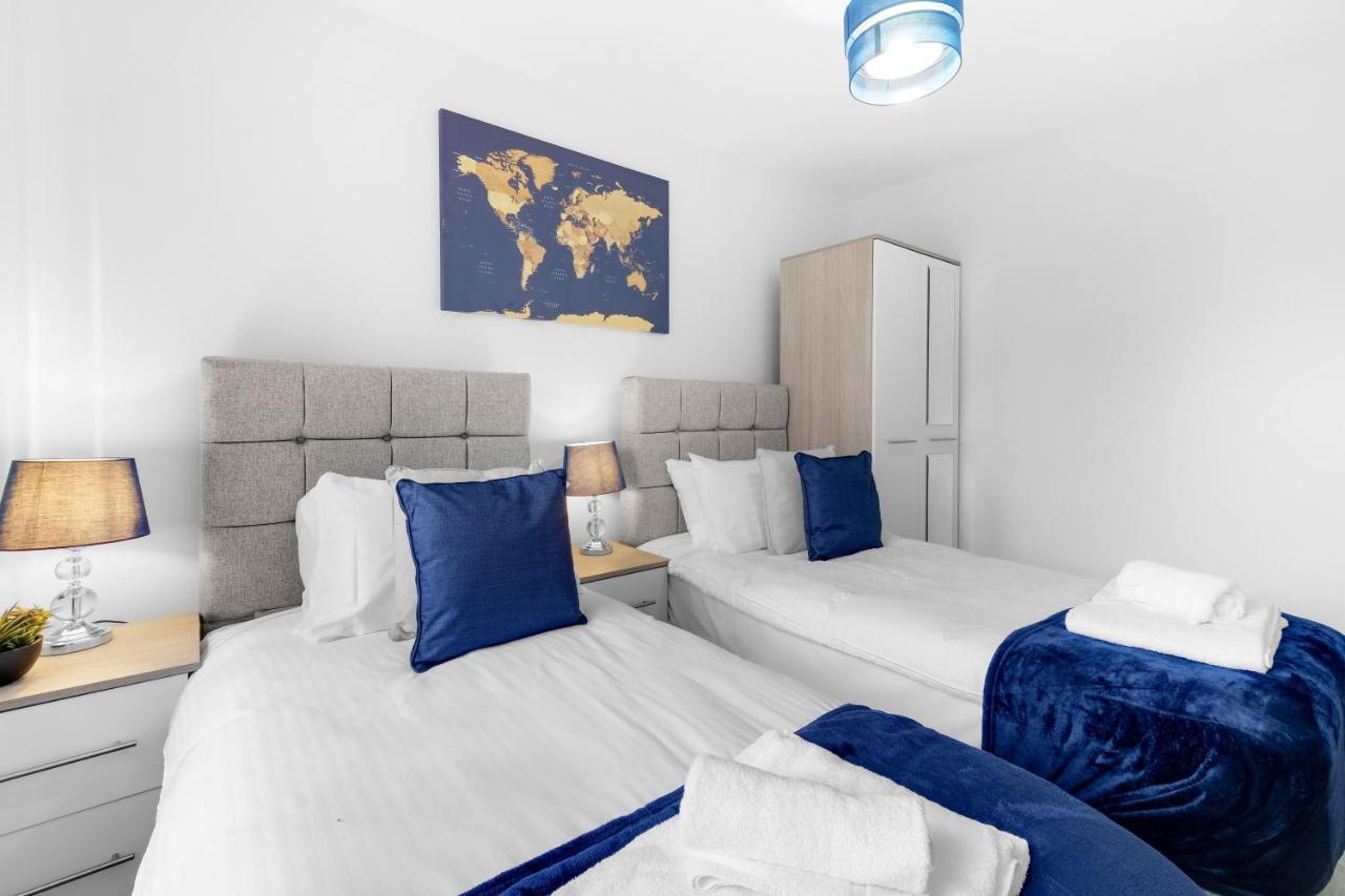 Modern 4 Bedroom House With Parking In Farnham Royal, Slough By 360Stays Bagian luar foto