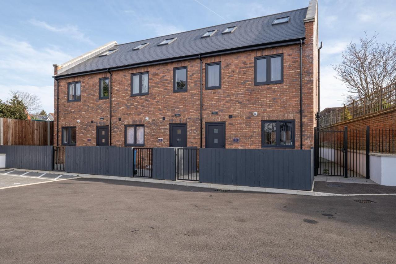Modern 4 Bedroom House With Parking In Farnham Royal, Slough By 360Stays Bagian luar foto