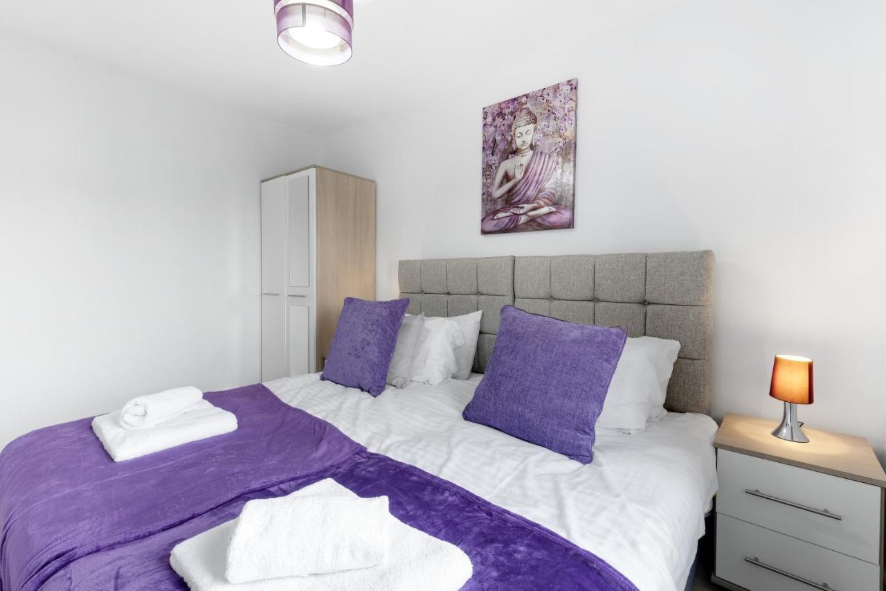 Modern 4 Bedroom House With Parking In Farnham Royal, Slough By 360Stays Bagian luar foto