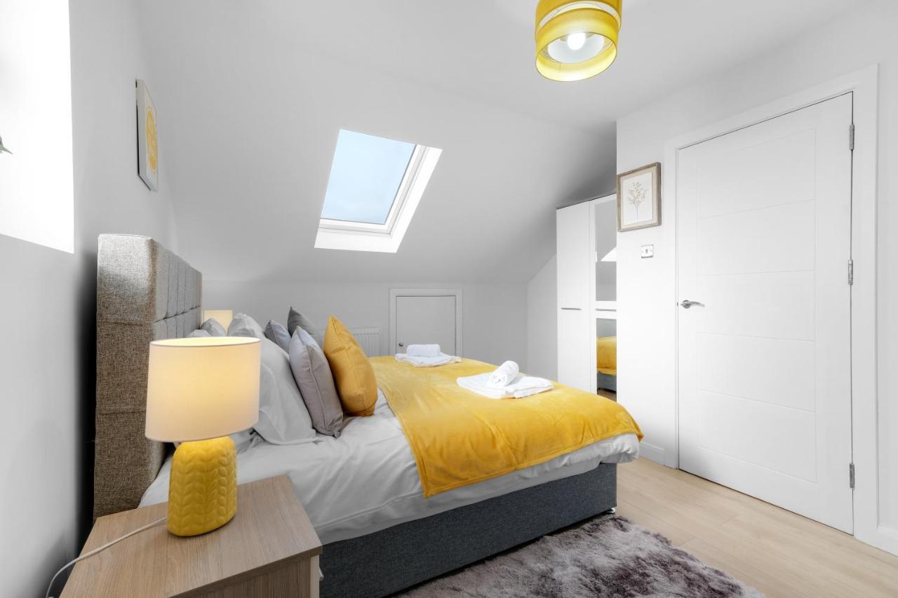 Modern 4 Bedroom House With Parking In Farnham Royal, Slough By 360Stays Bagian luar foto
