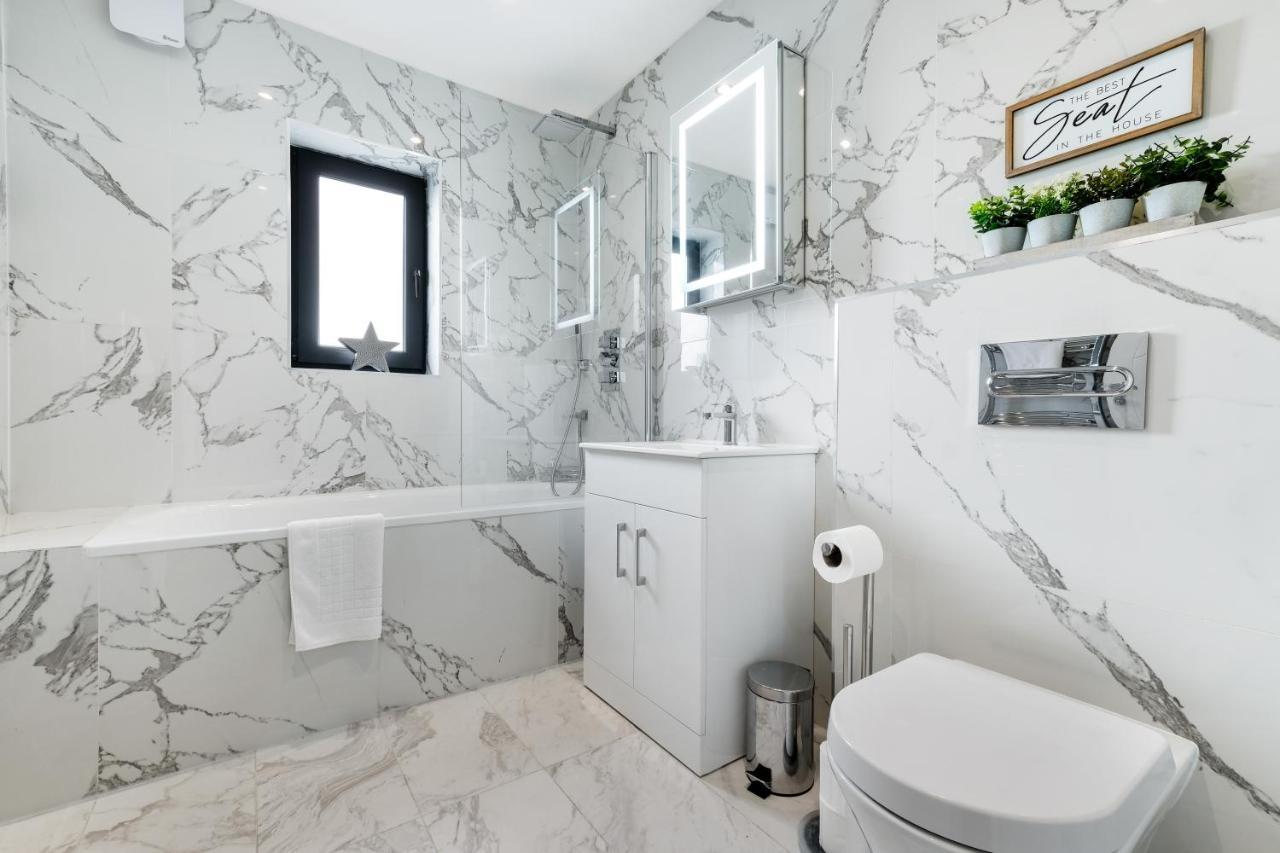 Modern 4 Bedroom House With Parking In Farnham Royal, Slough By 360Stays Bagian luar foto