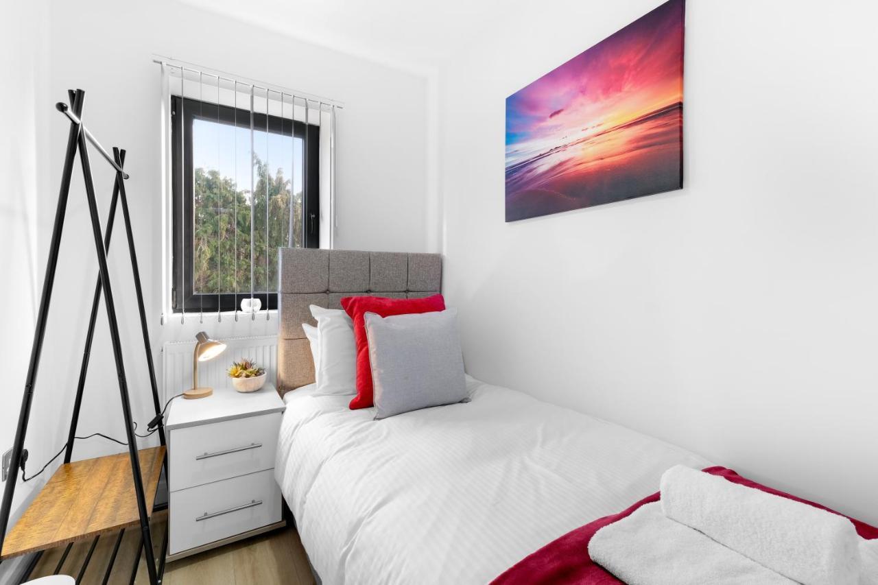 Modern 4 Bedroom House With Parking In Farnham Royal, Slough By 360Stays Bagian luar foto