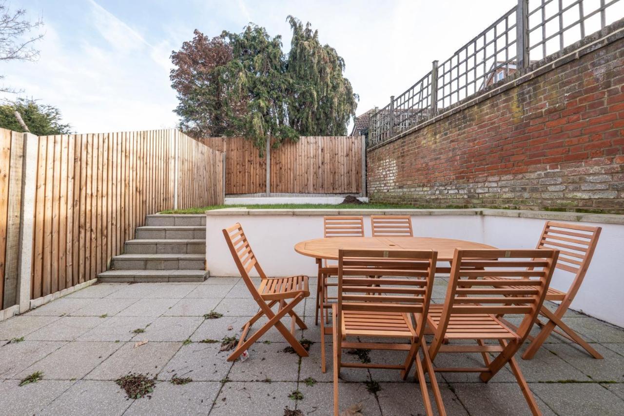 Modern 4 Bedroom House With Parking In Farnham Royal, Slough By 360Stays Bagian luar foto