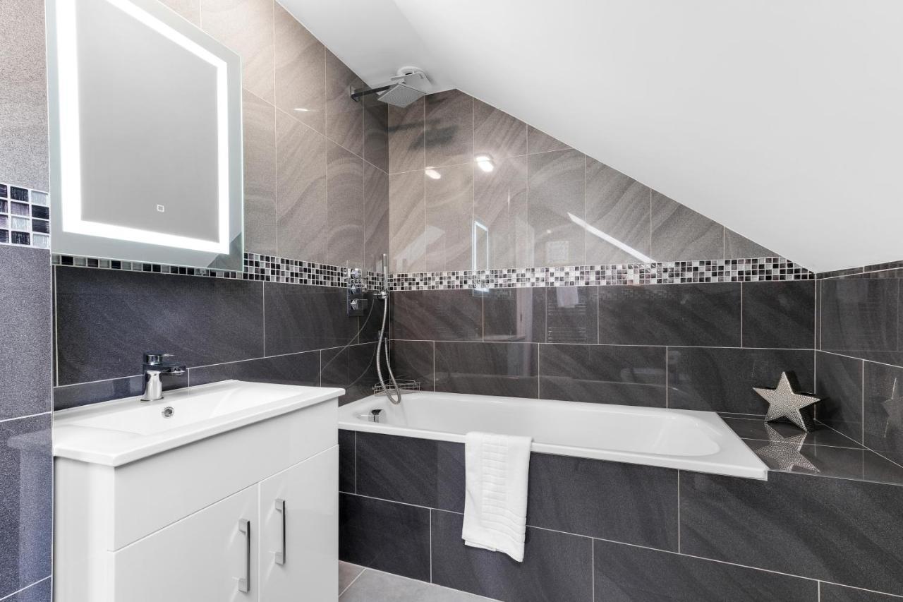 Modern 4 Bedroom House With Parking In Farnham Royal, Slough By 360Stays Bagian luar foto