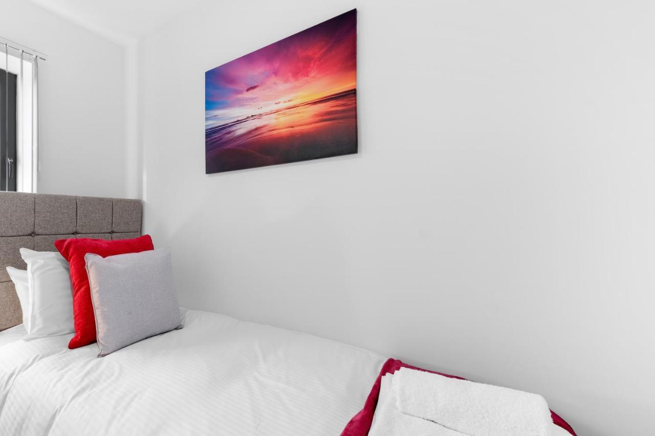 Modern 4 Bedroom House With Parking In Farnham Royal, Slough By 360Stays Bagian luar foto
