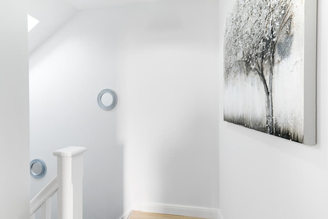 Modern 4 Bedroom House With Parking In Farnham Royal, Slough By 360Stays Bagian luar foto