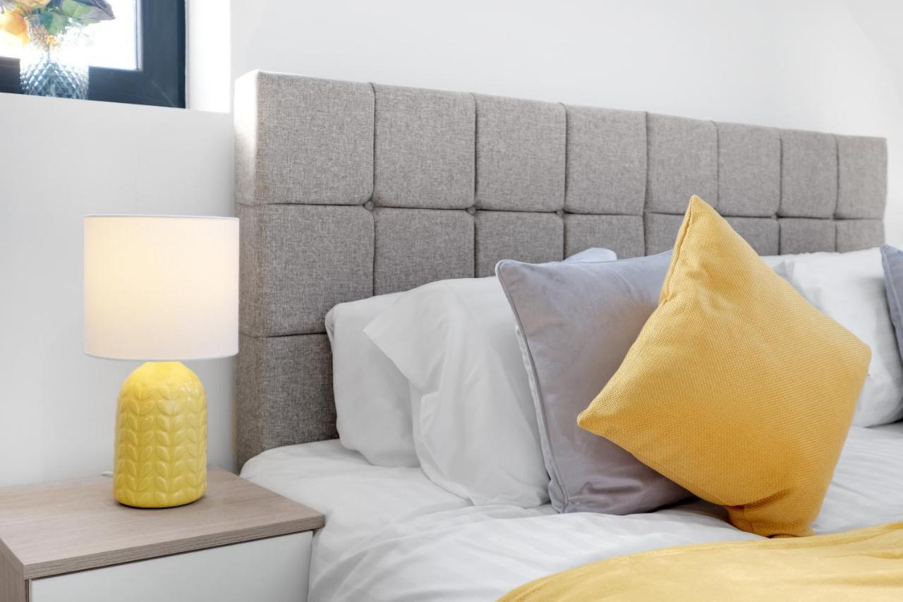 Modern 4 Bedroom House With Parking In Farnham Royal, Slough By 360Stays Bagian luar foto