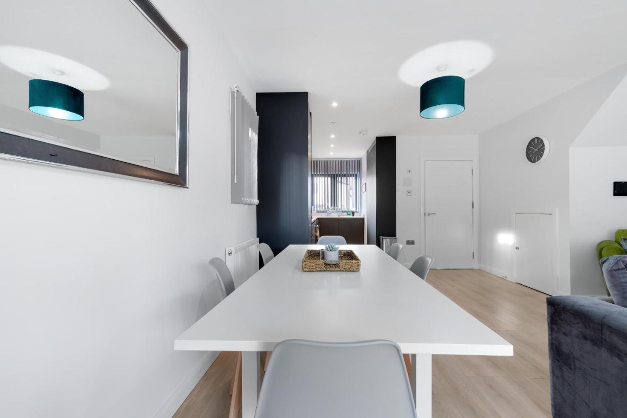 Modern 4 Bedroom House With Parking In Farnham Royal, Slough By 360Stays Bagian luar foto