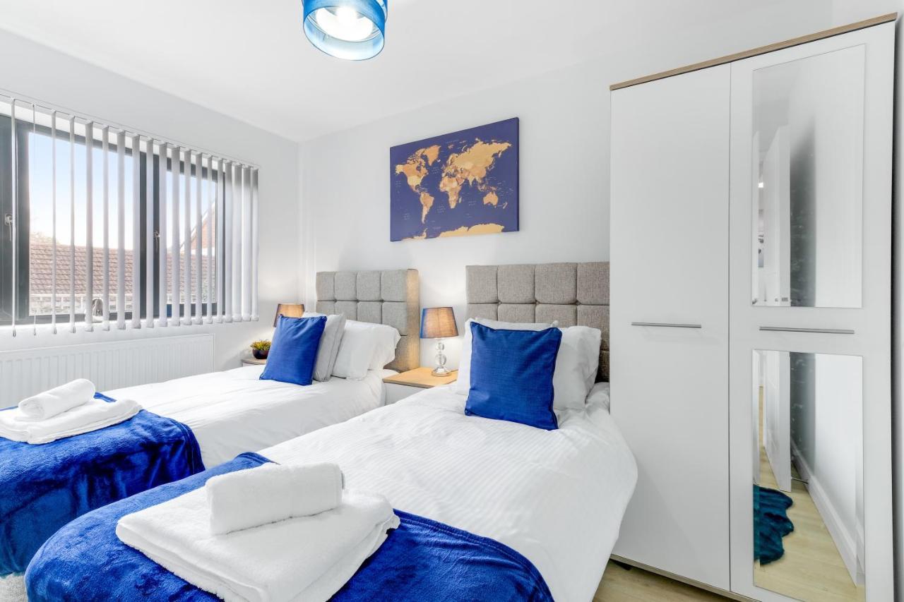 Modern 4 Bedroom House With Parking In Farnham Royal, Slough By 360Stays Bagian luar foto