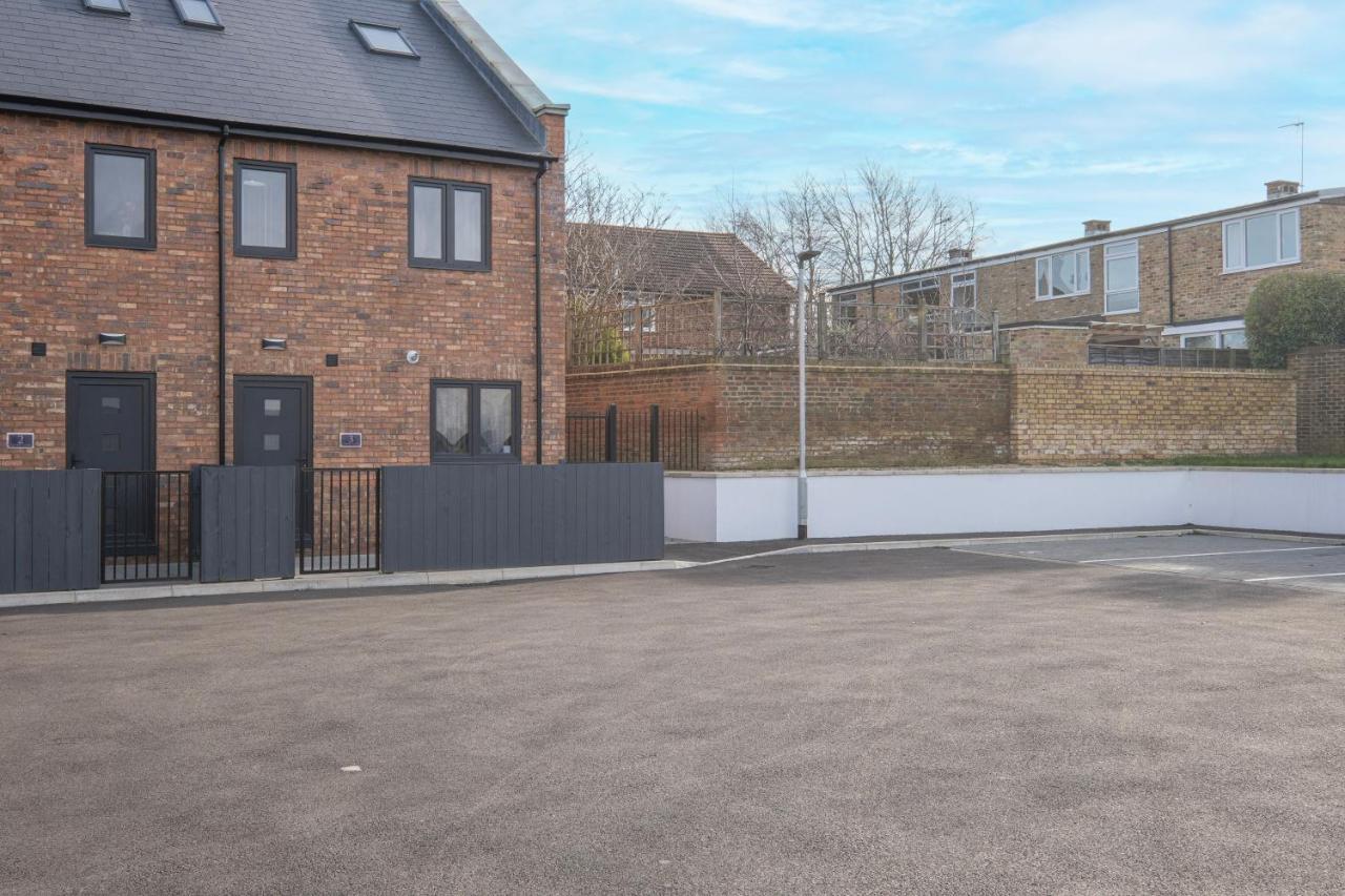 Modern 4 Bedroom House With Parking In Farnham Royal, Slough By 360Stays Bagian luar foto