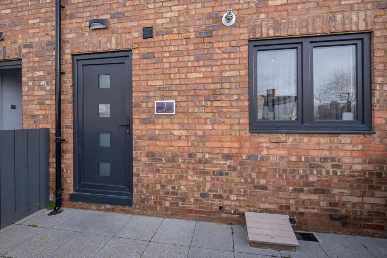 Modern 4 Bedroom House With Parking In Farnham Royal, Slough By 360Stays Bagian luar foto