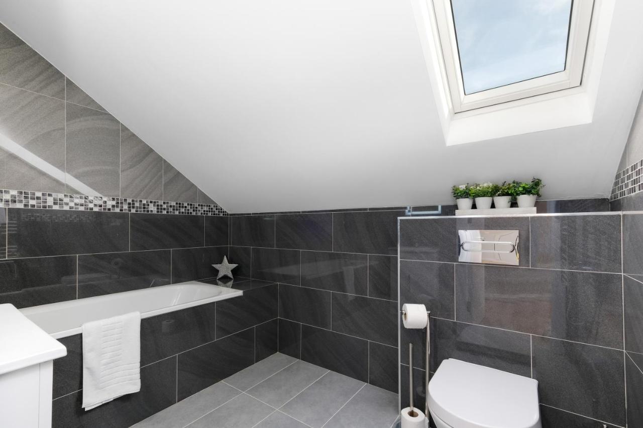 Modern 4 Bedroom House With Parking In Farnham Royal, Slough By 360Stays Bagian luar foto